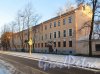 город Кронштадт, Коммунистическая улица, дом 16, литера А. Общий вид здания от дома 14. Фото 5 января 2015 года.