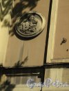 Ул. Маяковского, д. 5. Родильный дом им. В. Ф. Снегирева. Рельефный медальон на 3 этаже фасада центрального корпуса. Фото май 2014 г.