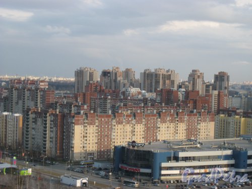 Беговая ул., дом 11 (в центре Фото). Вид с крыши дома 2 по Лыжному пер. Фото 14 апреля 2014 г.