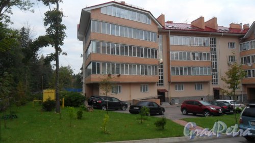 Поселок Рощино, Садовая улица, дом 22. 4-этажный кирпичный дом с мансардой. Фото 15 сентября 2014 года.