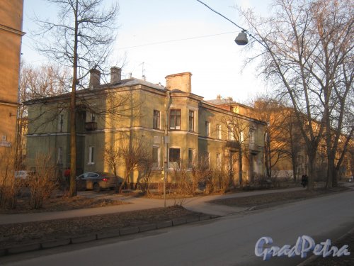 Севастопольская ул., дом 13 (ул. Оборонная, дом 17). Общий вид здания. Фото 26 февраля 2014 г.
