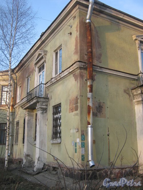 Ул. Губина, дом 22 (Оборонная ул., дом 21). Фрагмент здания. Фото 26 февраля 2014 г.