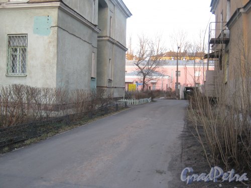 Ул. Губина, дом 18 (слева) и проезд во двор с ул. Губина. Фото 26 февраля 2014 г.