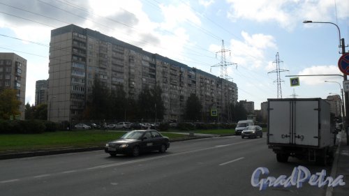 Улица Маршала Новикова, дом 1, корпус 1. 12-этажный дом 137 серии 1989 года постройки. Фото 01 октября 2014 года.