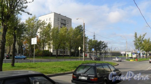 Краснопутиловская улица, дом 71. Справа на заднем плане западный скоростной диаметр. Фото 3 октября 2014 года.