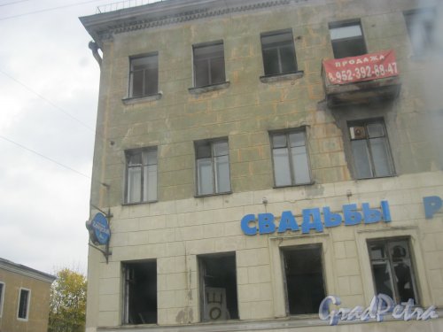 Ул. Калинина, дом 18. Фрагмент фасада расселённого дома. Фото 11 октября 2014 г.
