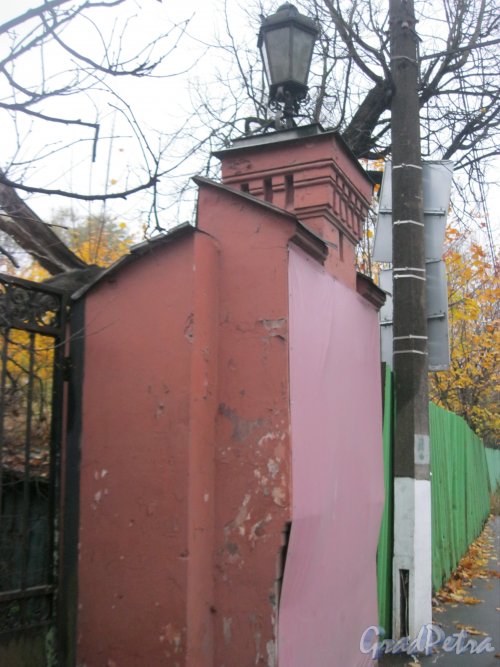 Посёлок Стрельна, Фронтовая ул., дом 2, корпус 2. Фрагмент ворот здания. Фото 14 октября 2014 г.