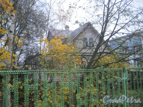 Посёлок Стрельна, Фронтовая ул., дом 4. Общий вид здания. Фото 14 октября 2014 г.