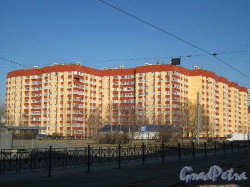 Ул. Савушкина, дом 145. Общий вид здания. Фото 7 апреля 2014 года.