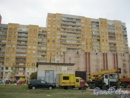 Ул. Маршала Захарова, дом 32 (справа перед домом 30). Общий вид здания. Фото 31 октября 2014 г.