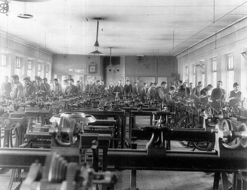 Улица Блохина, дом 19 (Церковная улица, дом 17а). Механический завод Г.М.Пек. Цех завода в рабочее время. Фото 22 июня 1912 года.