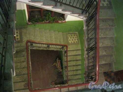 Ул. Подковырова, дом 6 (Большой пр. ПС, дом 55). Вид с 4 этажа вниз в лестничную клетку. Фото 14 ноября 2014 г.