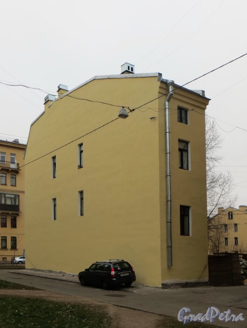 Улица Трефолева, дом 18, литера А. Вид от дома 28 по улице Стачек. Фото 29 ноября 2014 года.