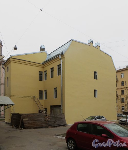 Улица Трефолева, дом 18, литера А. Общий вид жилого дома со стороны двора. Фото 29 ноября 2014 года.