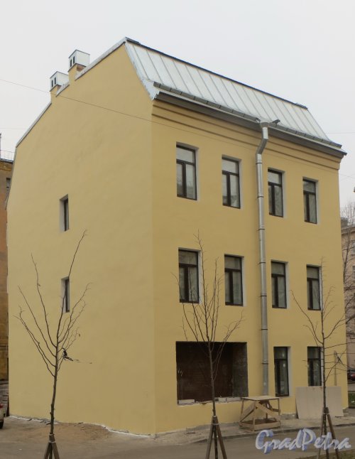 Улица Трефолева, дом 18, литера А. Общий вид жилого дома со стороны улицы Трефолева. Фото 29 ноября 2014 года.