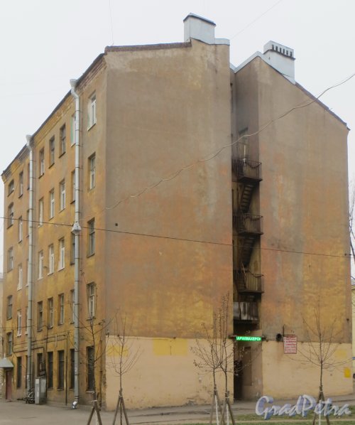 Улица Трефолева, дом 18, литера К. Общий вид жилого дома со стороны дома 28 по проспекту Стачек. Фото 29 ноября 2014 года.