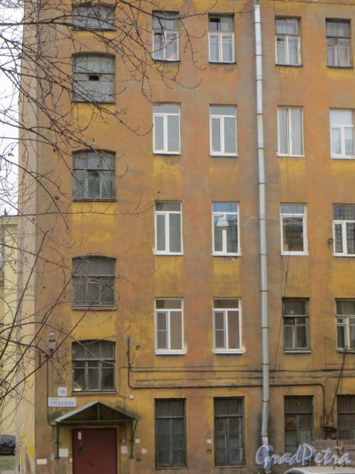 Улица Трефолева, дом 18, литера К. Фрагмент фасада жилого дома. Фото 29 ноября 2014 года.