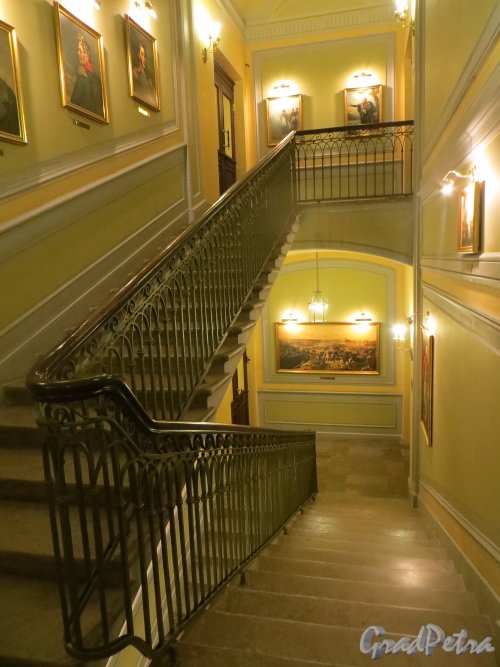 Бизнес-центр «Ново-Исаакиевский». Лестница между третьим и вторым этажами. Фото 2 декабря 2014 года.