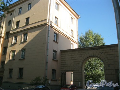 Ул. Стахановцев, дом 2. Фрагмент фасада и арка проезда во двор. Фото 18 сентября 2014 г.