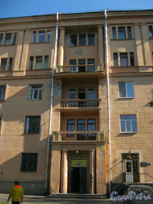 Ул. Стахановцев, дом 2. Фрагмент фасада. Фото 18 сентября 2014 г.