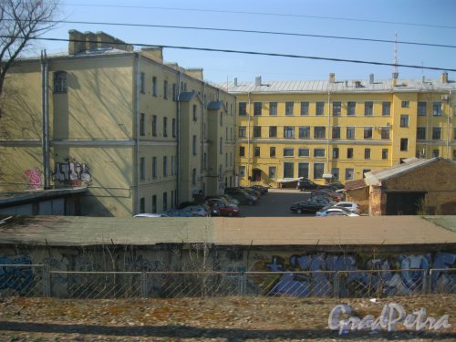 Литовская ул., дома 2, литера Б (слева) и литера Е (в центре фото). Вид из проезжающей мимо электрички. Фото 22 апреля 2014 г.