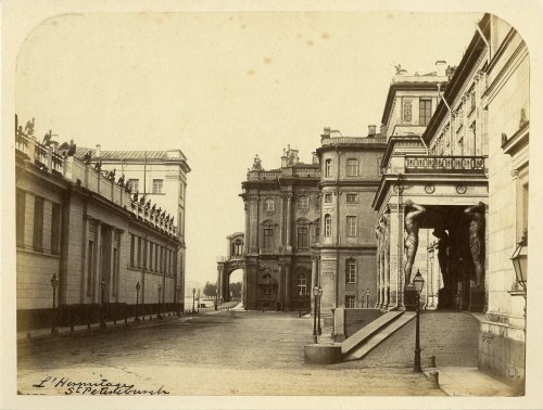 Миллионная улица, дом 38 (слева) и вход в Новый Эрмитаж. со знаменитыми Атлантами. Фото начала XX века.