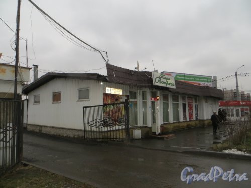 улица Академика Байкова, дом 10. Павильон «Северного рынка» со стороны улицы Академика Байкова. Фото 9 декабря 2014 года.