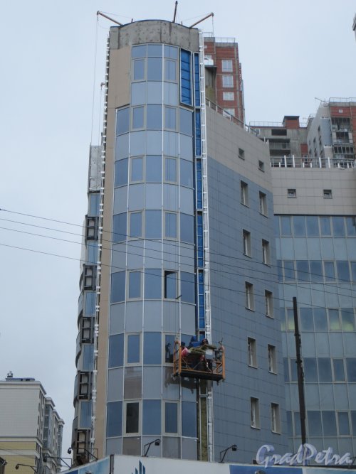 Смоленская ул., дом 18. Облицовка угловой части фасада. Фото 17 декабря 2014 года.