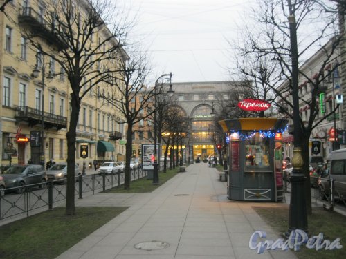 Большая Конюшенная ул. недалеко от Невского пр. Прогулочная зона в центре улицы. Фото 17 декабря 2014 г.