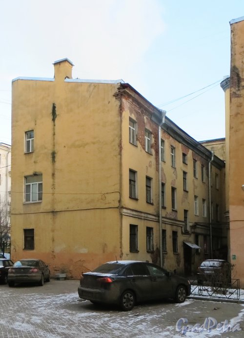 4-я Советская улица, дом 14, литера Б. Общий вид жилого дома со стороны сквера. Фото 24 декабря 2014 года.