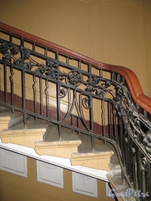5-я Советская улица, дом 7-9, литера А. Решетка лестницы в подъезде №1. Фото 24 декабря 2014 года.