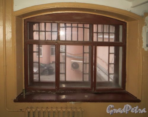 5-я Советская улица, дом 7-9, литера А. Окно на лестницы первого подъезда. Фото 24 декабря 2014 года.