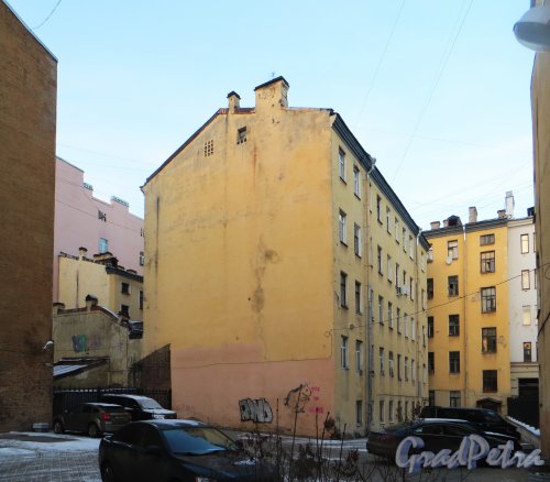 5-я Советская улица, дом 11-13. Дворовый флигель. Вид с 4-й Советской улицы. Фото 24 декабря 2014 года.