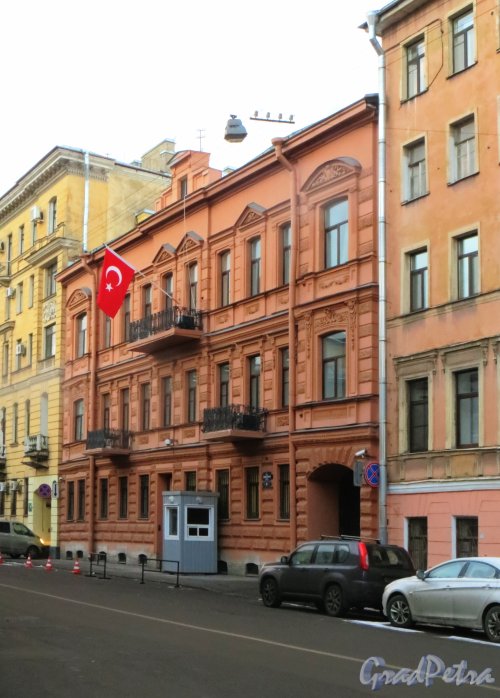 6-я Советская улица, дом 24. Общий вид фасада здания. Фото 24 декабря 2014 года.