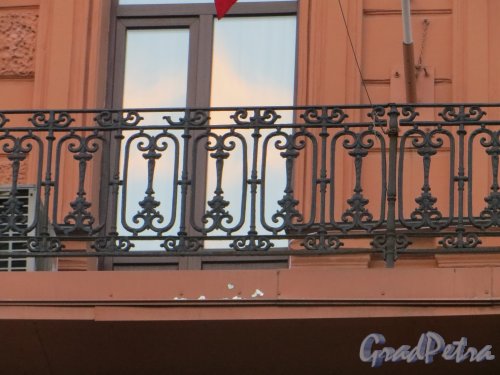 6-я Советская улица, дом 24. Фрагмент решетки балкона третьего этажа. Фото 24 декабря 2014 года.