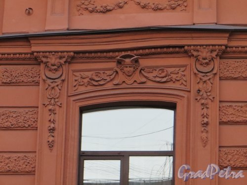 6-я Советская улица, дом 24. Оформление окна второго этажа. Фото 24 декабря 2014 года.