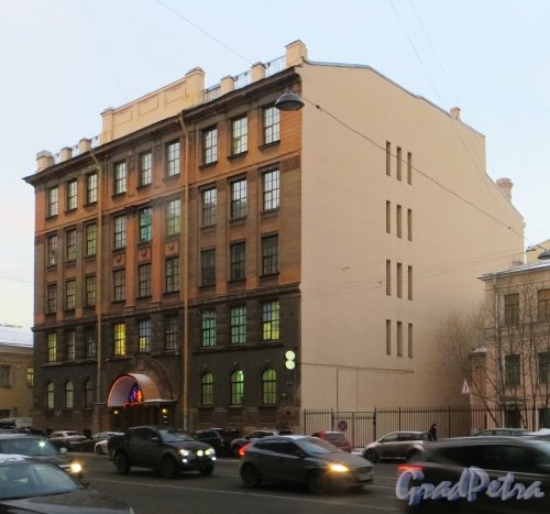 9-я Советская улица, дом 4-6, литера А. Общий вид здания Городского училищного дома им. Н.В. Гоголя. Фото 24 декабря 2014 года.