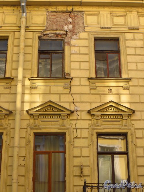Галерная ул., дом 4. Трещина на фасаде здания. Фото 21 сентября 2014 года.