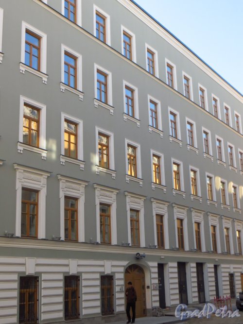 Фрагмент фасада здания апартаментов класса de-lux «Дом Монферран» со стороны Галерной улицы. Фото 21 сентября 2014 года.