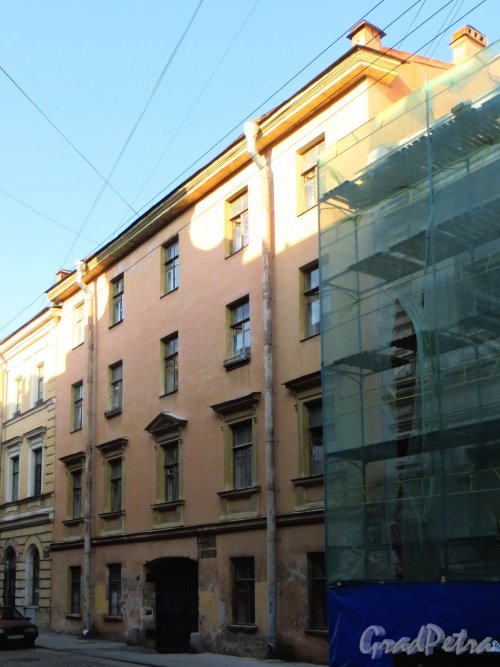 Галерная ул., дом 17. Общий вид фасада. Фото 21 сентября 2014 года.