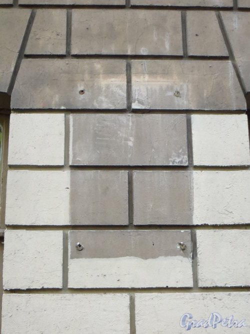 Подольская ул., дом 2. Следы от снятой мемориальной доски на фасаде здания. Фото 18 сентября 2014 года.