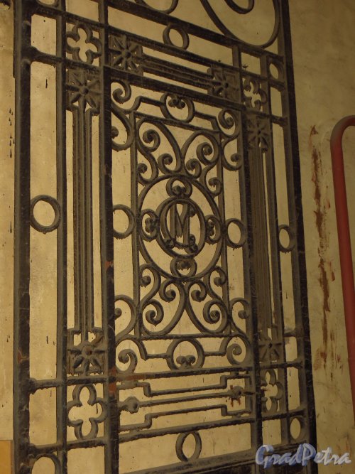Подольская ул., дом 13. Фрагмент ворот и инициалами владельца здания «С.М.». Фото 18 сентября 2014 года.