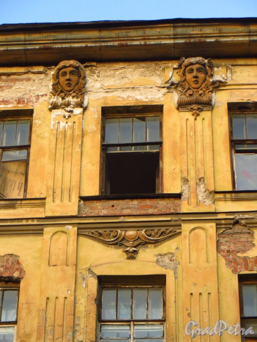 Серпуховская ул., дом 2. Женские головки на уровне шестого этажа. Фото 18 сентября 2014 года.