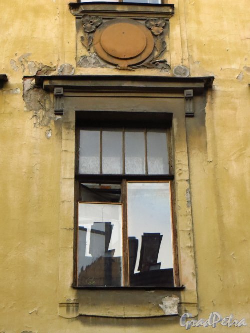 Серпуховская ул., дом 2. Окно второго этажа. Фото 18 сентября 2014 года.