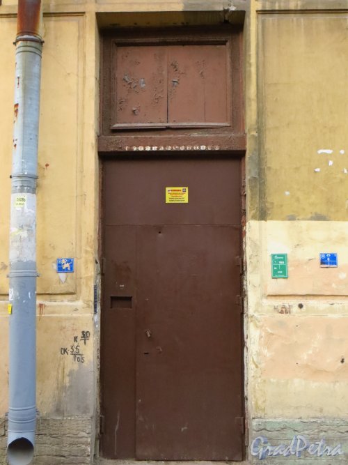 Серпуховская ул., дом 2. Дверь лестницы №1. Фото 18 сентября 2014 года.