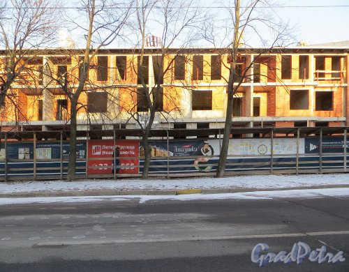 Город Кронштадт, улица Сургина, дом 14. Вид со стороны улицы Мартынова на строительство жилого комплекса «Амазонка». Фото 5 января 2015 года.