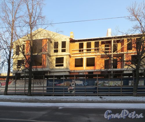 Строительство жилого комплекса «Амазонка» на углу улицы Мартынова и улицы Зосимова. (Строительный адрес: город Кронштадт, улица Сургина, дом 14). Фото 5 января 2015 года.