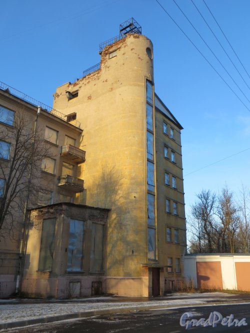 Коммунистическая улица, дом 5, литера А. Башня жилого дома со стороны Якорной площади. Фото 5 января 2015 года.