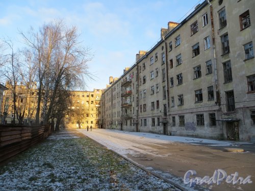 Коммунистическая улица, дом 5, литера А. Общий вид жилого дома со двора. Фото 5 января 2015 года.