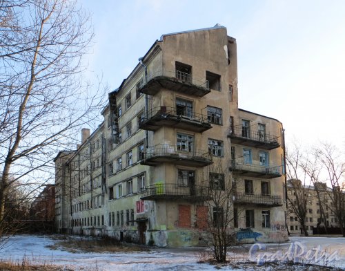 Коммунистическая улица, дом 5, литера А. Общий вид корпуса со стороны Петровского дока. Фото 5 января 2015 года.